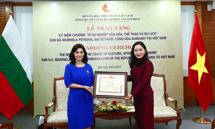 Thứ trưởng Bộ VHTTDL Trịnh Thị Thủy trao kỷ niệm chương vì sự nghiệp VHTTDL cho bà Marinela Petkova, Đại sứ Đặc mệnh toàn quyền Bulgaria tại Việt Nam.